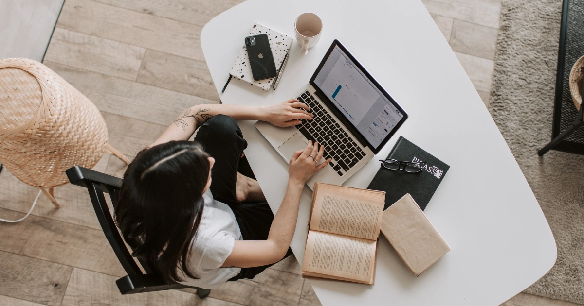 seo-for-contractors-1200×630 Girl searching for a contractor online